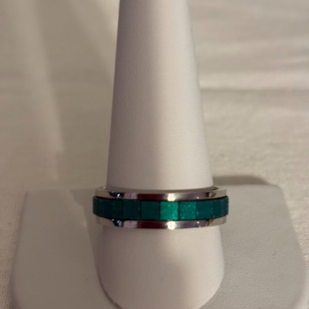 Beautiful set of 4 different Color Rings set in Silver Tone for any occasion - Picture 8 of 16